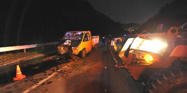 Askeri araç ile kamyonet çarpıştı: 3 yaralı