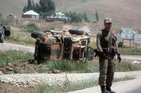 Çukurca’da askeri araç devrildi: 8 yaralı