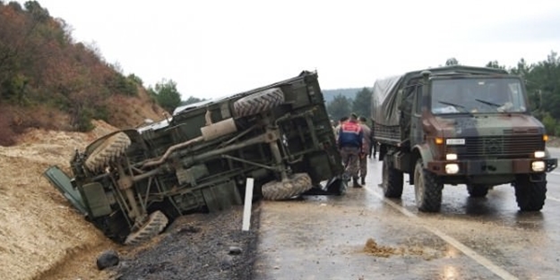 Askeri araç devrildi: 3 asker yaralı