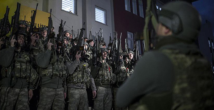 Askeri birlikler dua ve tekbirlerle ilçeden ayrılıyor