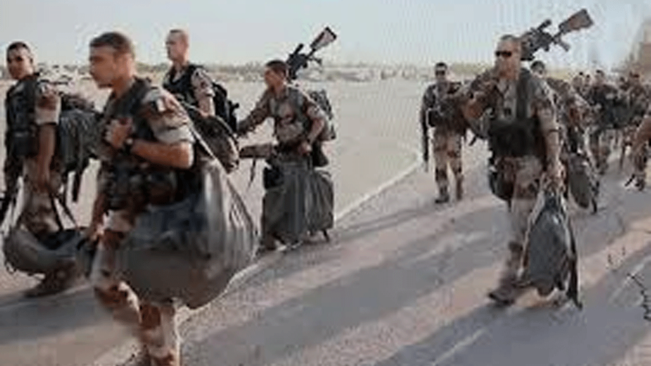 Askeri birlikler terk etmeye başladı! Sömürgeci Fransa ülkeden kovuldu