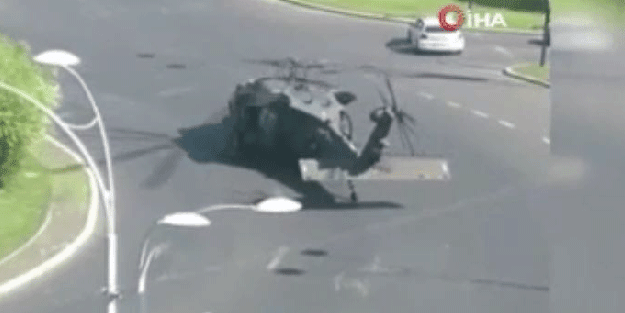 Askeri helikopter, trafiğin ortasına acil iniş yaptı