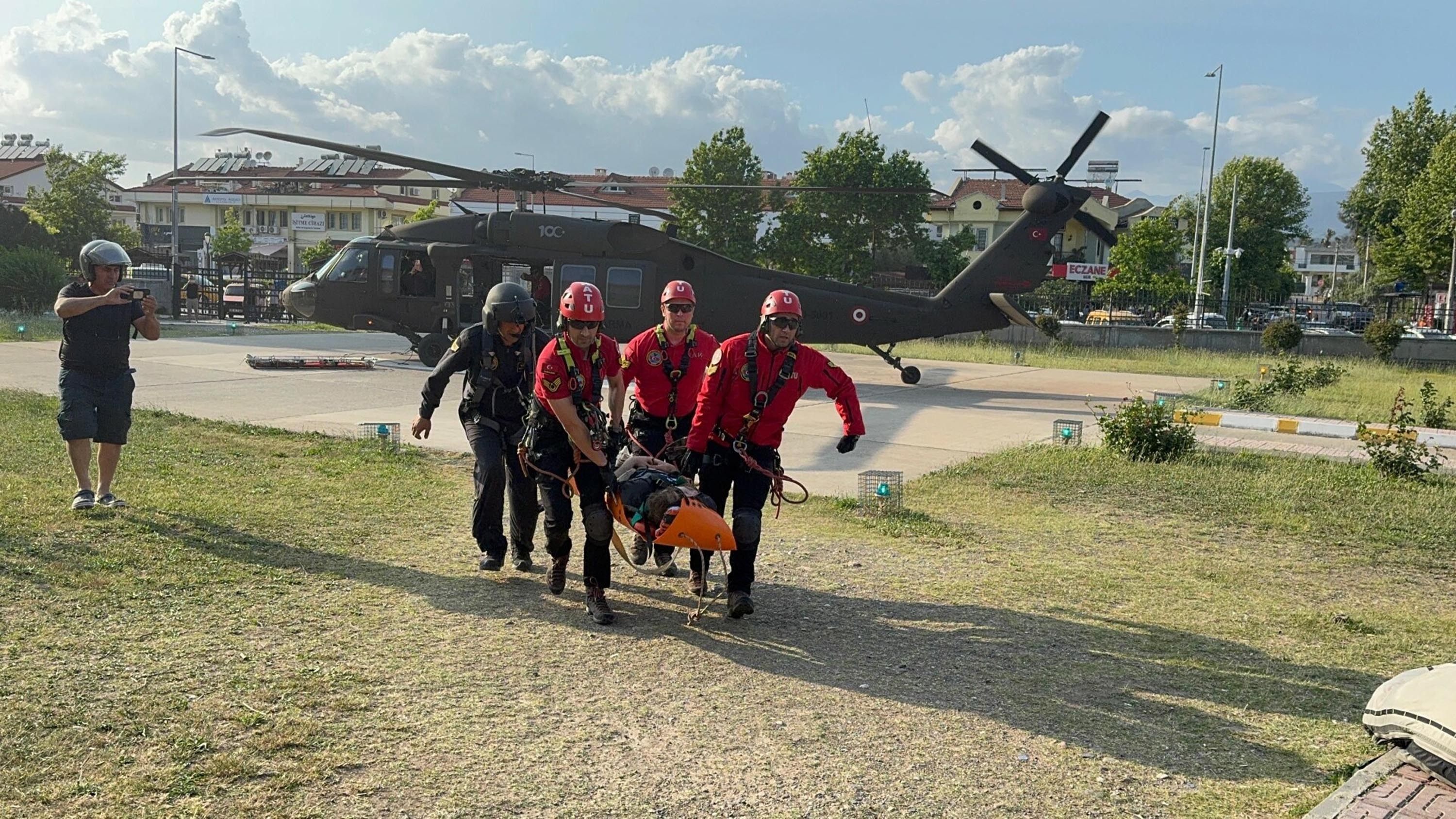 Askeri helikopter, yaralı turist için havalandı