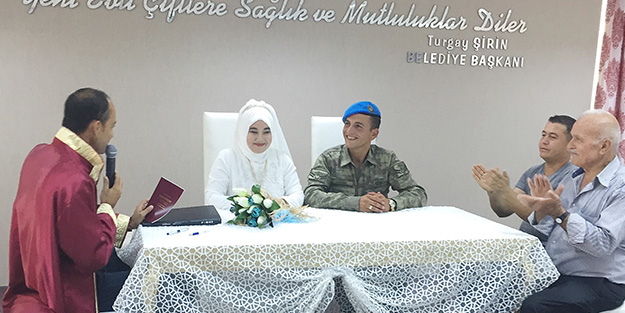 Askeri kamuflajla nikah masasına oturdu!