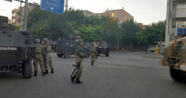 Askeri kışla ve polis karakoluna roketli saldırı