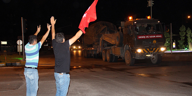 Askeri konvoyu bozkurt işareti ile karşıladılar