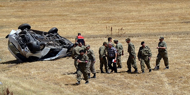 Askeri minibüs şarampole devrildi: 12 asker yaralı