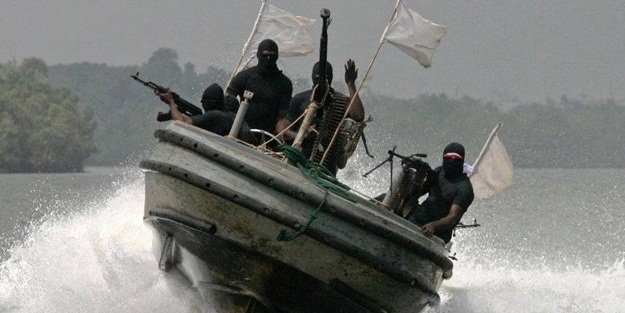 Askeri tekneye korsan saldırısı