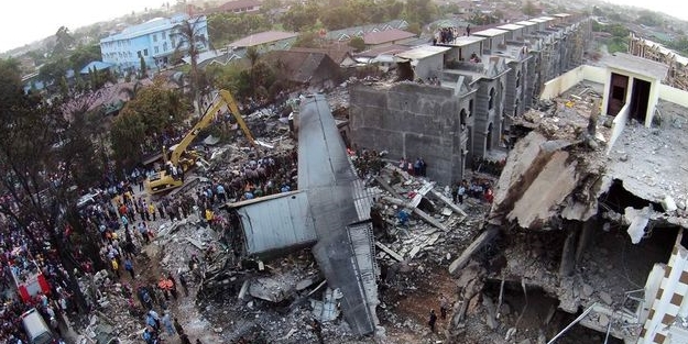 Askeri uçak geneleve çakıldı!