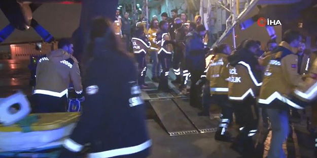 Askeri uçak yaralı depremzedeleri İstanbul'a taşıdı