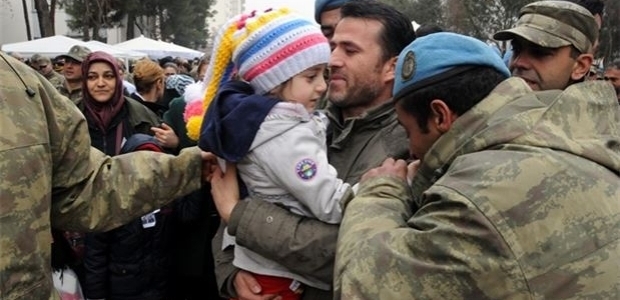 Askerler şehit kızının elini öptü