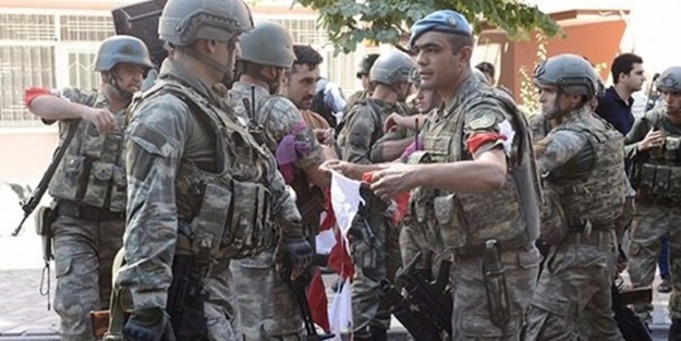 Askerler niye kollarına kırmızı-beyaz flama taktı?