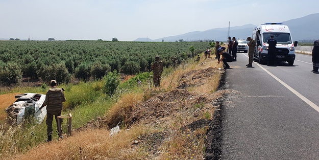 Askerleri taşıyan minibüs devrildi: Yaralılar var