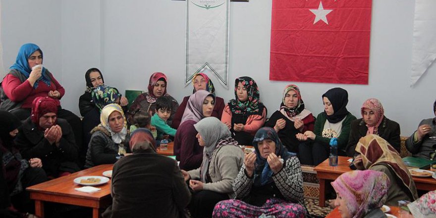 Askerlerimiz için Kur'an okuyup, dua ediyorlar