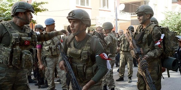 Askerlerin kolundaki dikkat çeken detay