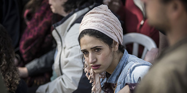 Askerlerine ağlıyor