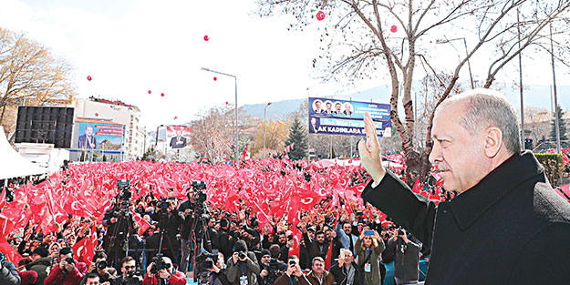Askerlik 6 aya düşüyor, isteyenler bedelli yapabilecek