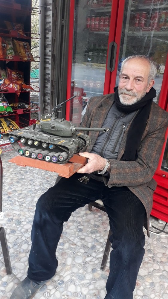 Askerlik hatırası tankı dükkanında sergiliyor 