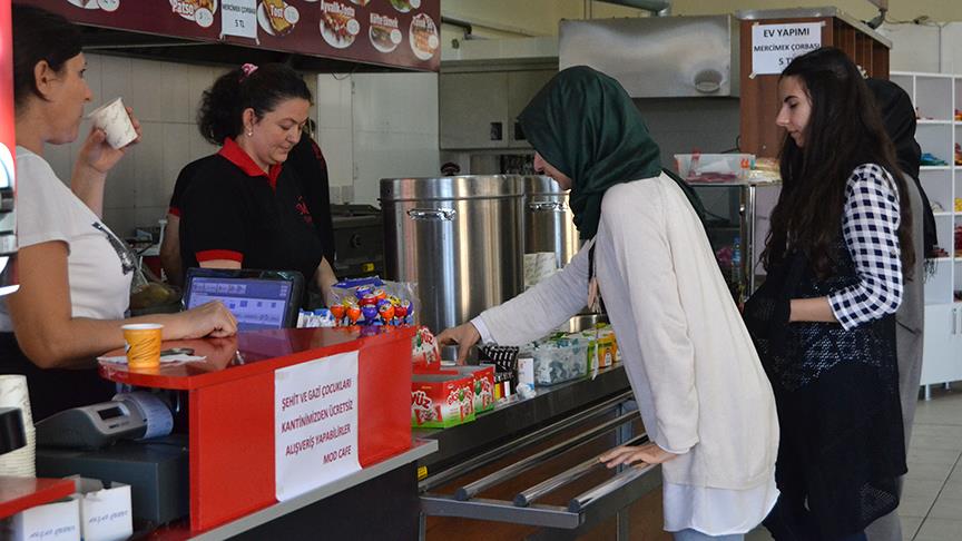 'Askıda çay-tost' uygulaması üniversite kantininde uygulandı