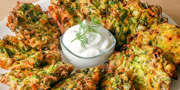 Asla yağ çekmeyen kabak mücveri tarifi: Kabak içiyle mücver