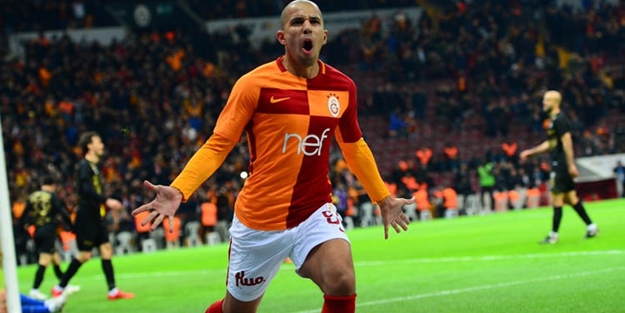 Aslan evinde kükredi