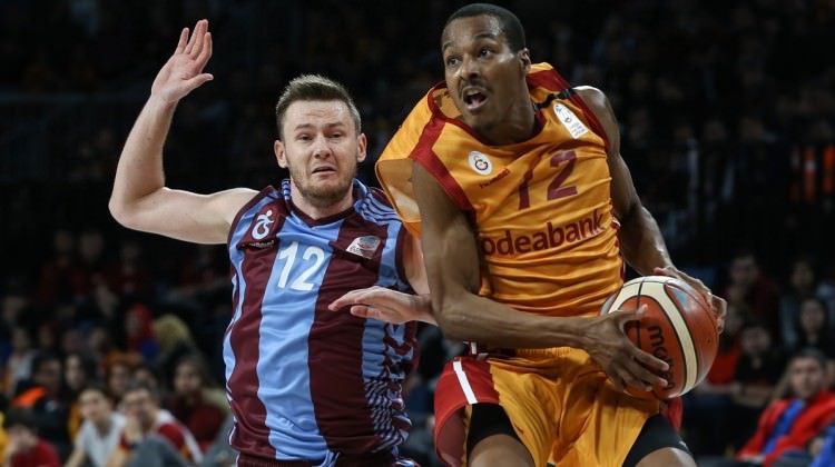 Aslan, fırtınayı dindirdi