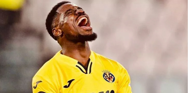 Aslan, sağ bekini bakın nerede buldu!