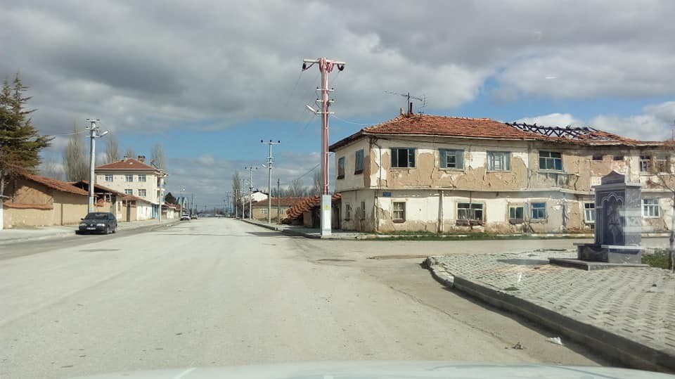 Aslanapa, 20 yaş sokağa çıkma yasağı ile birlikte evlere kapandı 