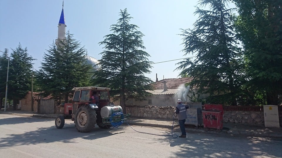 Aslanapa Belediyesi haşerelere karşı ilaçlama çalışmalarını sürdürüyor 