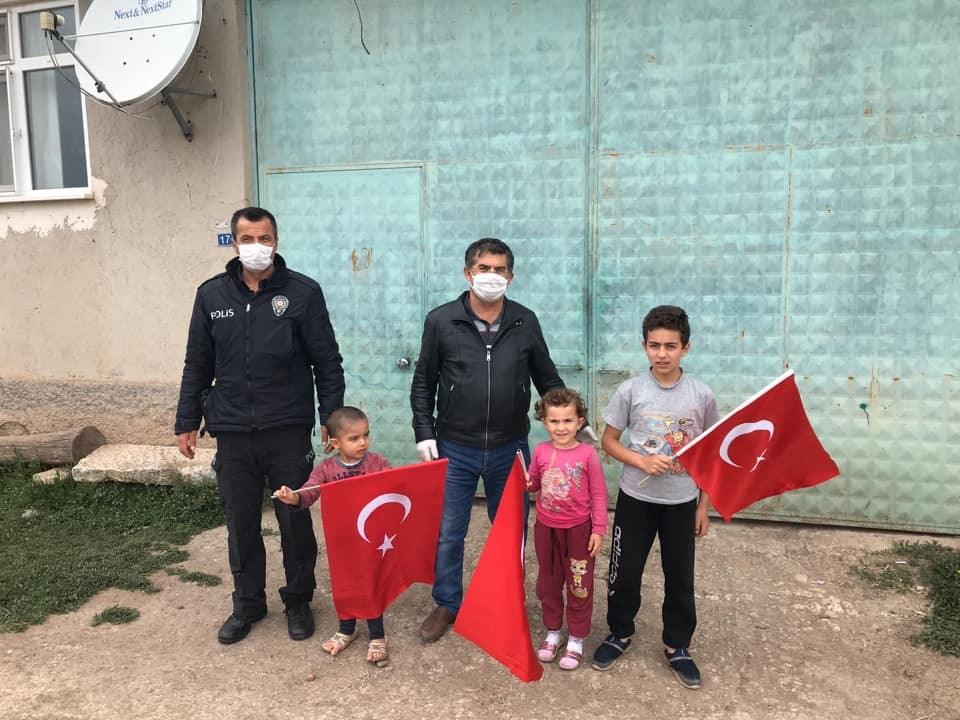 Aslanapa Kaymakamlığı’ndan her çocuğa bir bayrak 