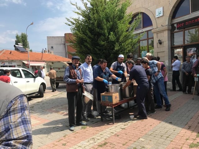 Aslanapa’da cami cemaati ve esnaflardan aşure ikramı 
