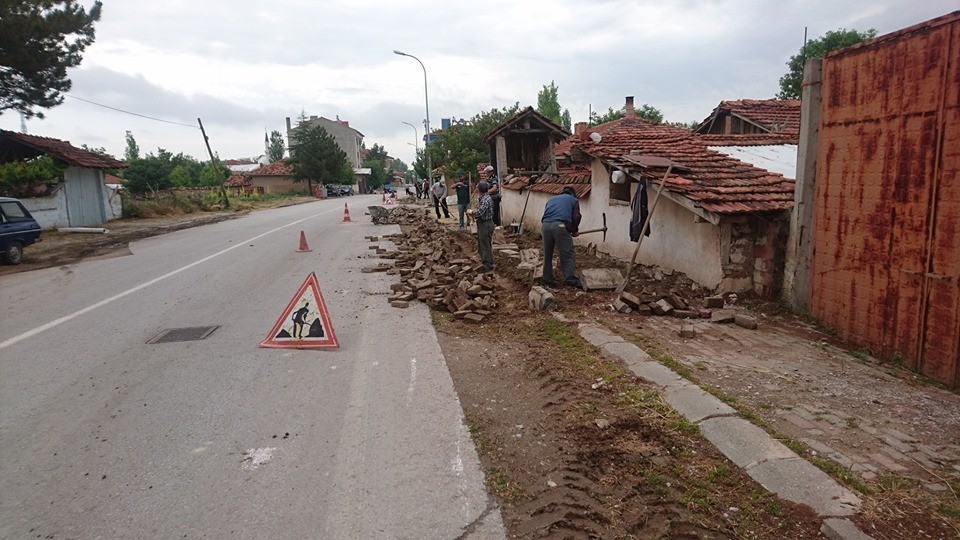 Aslanapa’da çevre düzenleme ve kilitli parke döşeme çalışmaları 