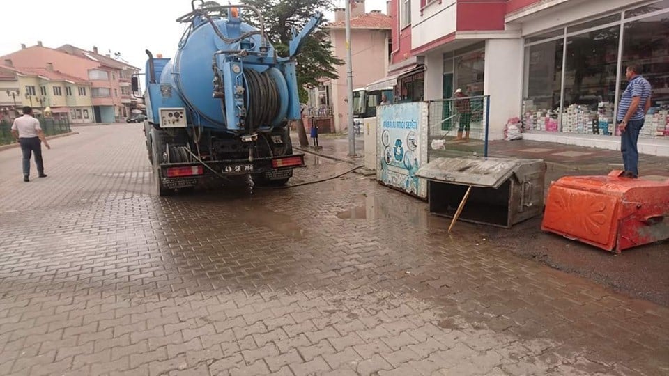 Aslanapa’da çöp konteynerleri ilaçlanıyor 