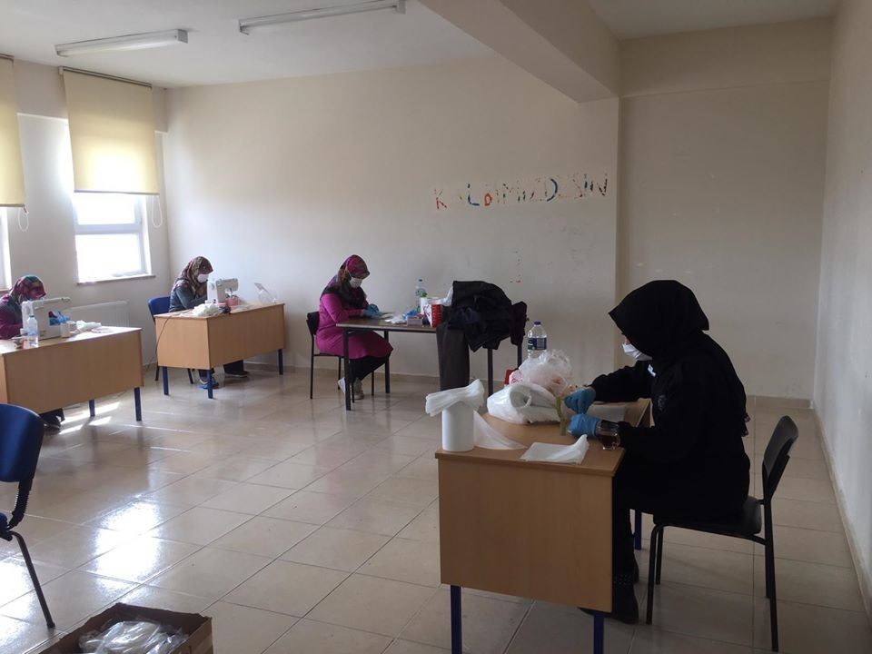 Aslanapa’da kadınlar maske üretiyor 
