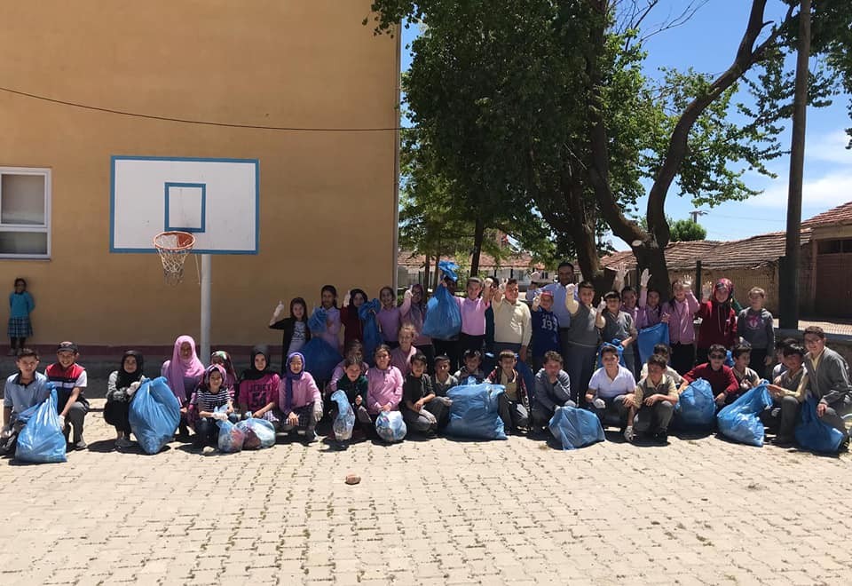 Aslanapa’da severek çöp toplayan çocuklar 