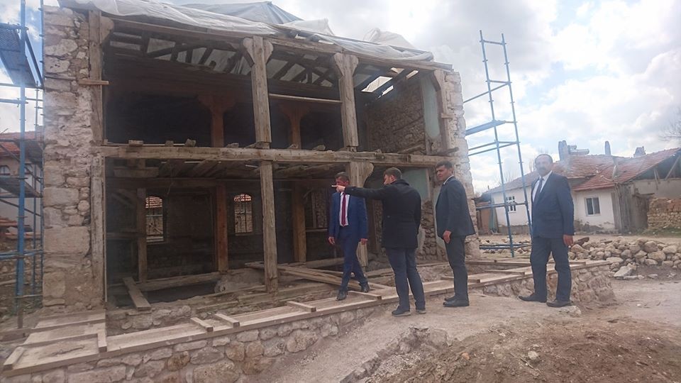 Aslanapa’da tarihi camiinin restorasyon çalışması devam ediyor 