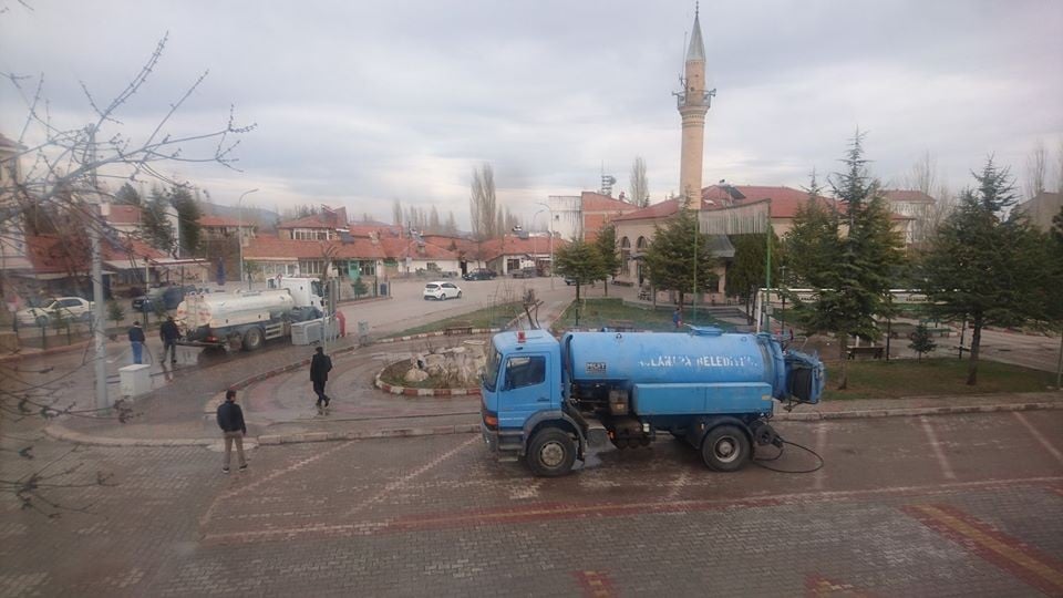 Aslanapa’da tüm sokaklar dezenfekte ediliyor, yaşlılar tek tek ziyaret ediliyor 