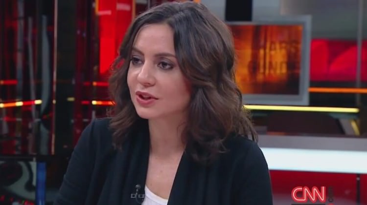 Aslı yine nefret kusunca duvara tosladı