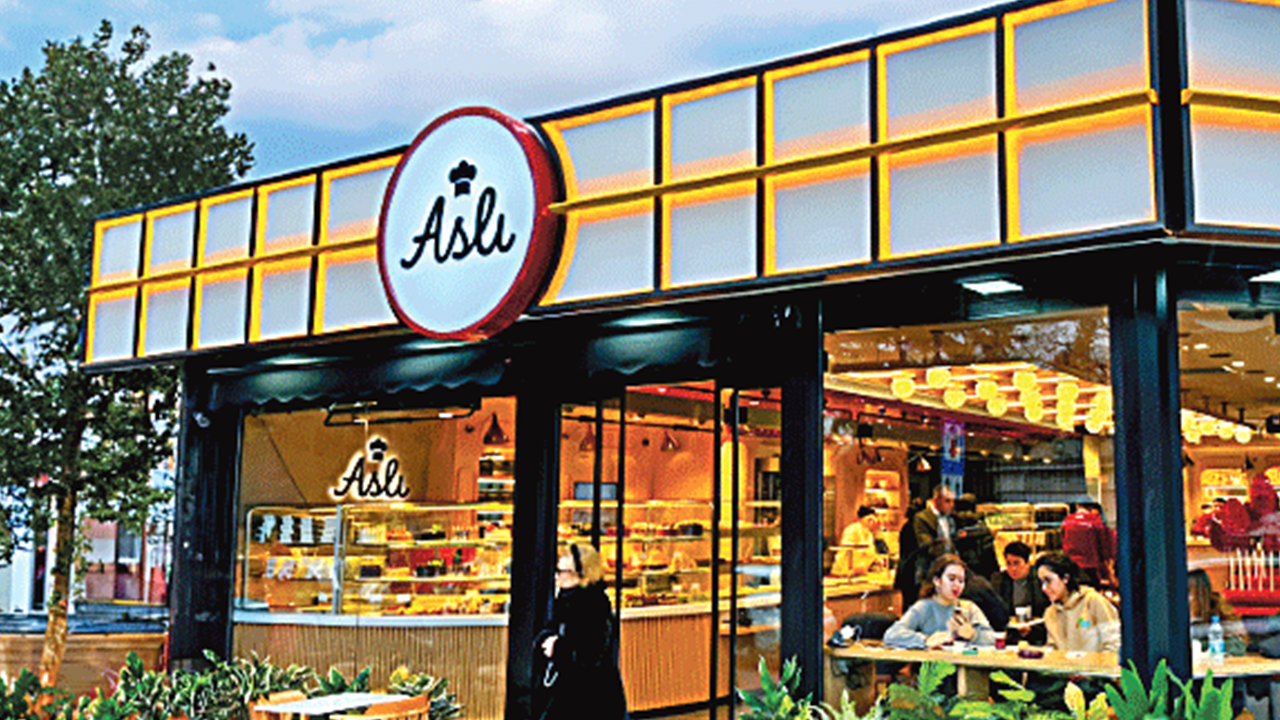 Aslı’dan bayram için tatlı bir teklif: Börek ve baklava hediyesi