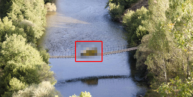 Asma köprüde tehlikeli yolculuk, görünce şok olacaksınız!