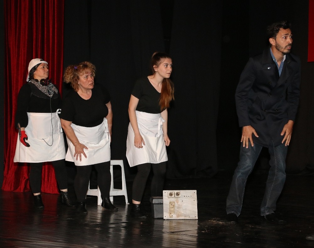 ASMEK kursiyerleri tiyatro sahnesinde 