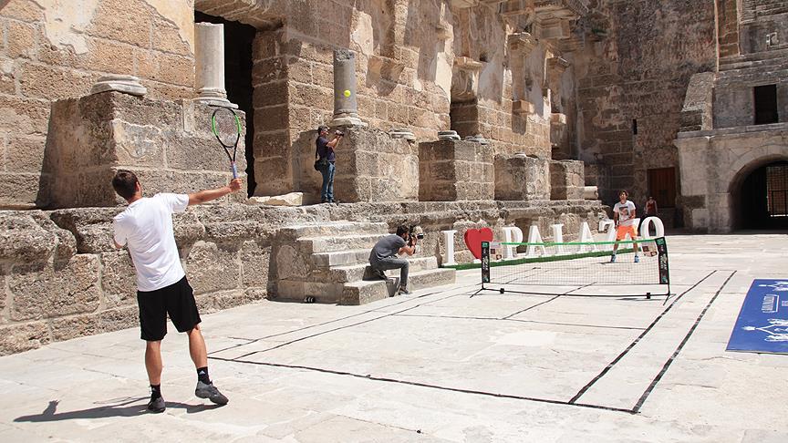 Aspendos Antik Tiyatrosu'nda tenis maçı oynandı