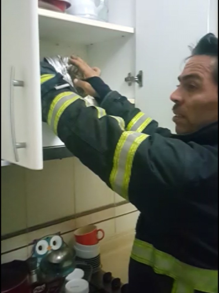 Aspiratöre sıkışan kediyi itfaiye kurtardı 
