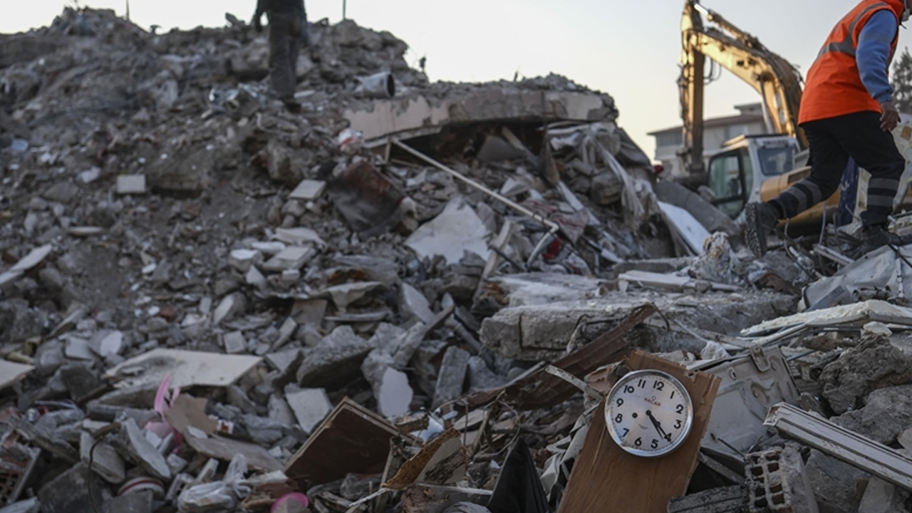 Asrın Felaketinin Üçüncü Yılı... Devlet millet el ele yaralarını sarıyor