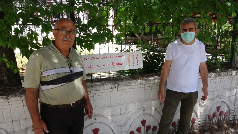Astıkları afişle paranın sahibini arıyorlar 
