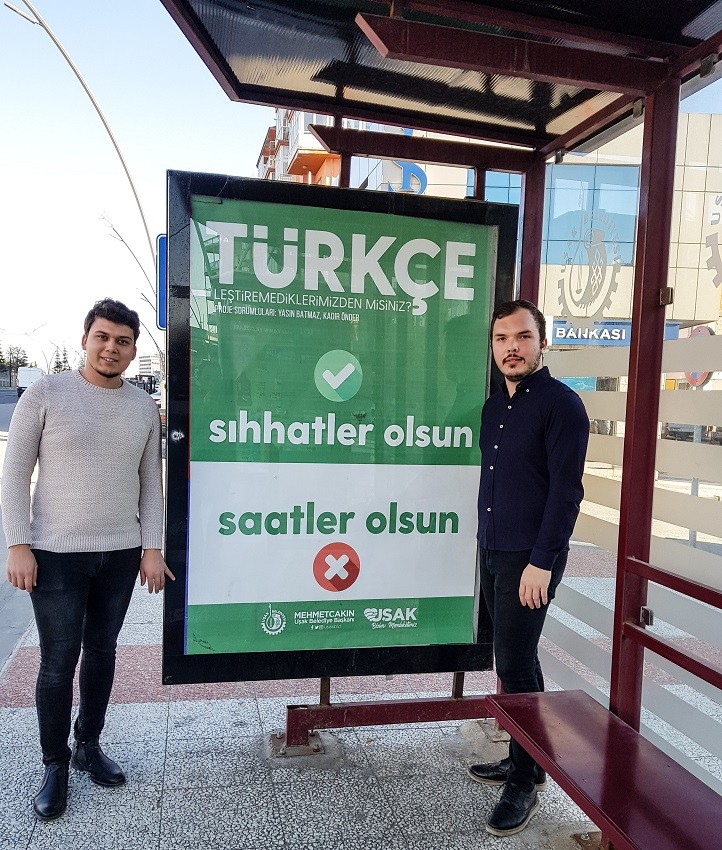 Astıkları afişlerle sokakta Türkçe eğitimi veriyorlar 