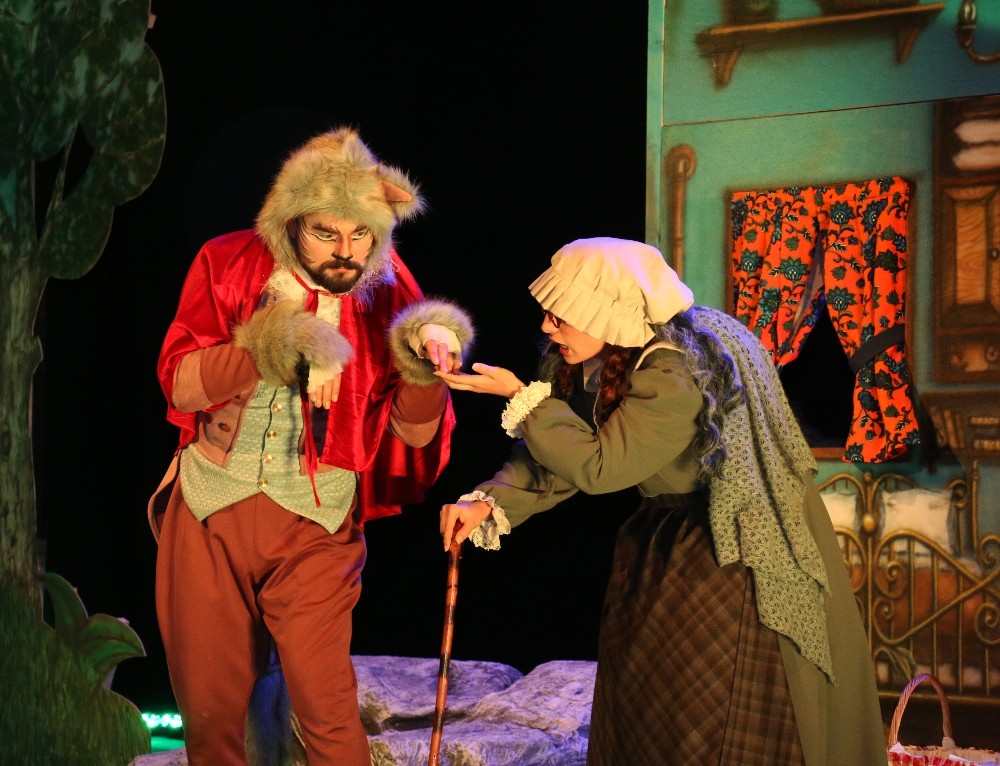 AŞT’nin çocuk oyunu Kırmız Başlıklı Kurt gala yaptı 