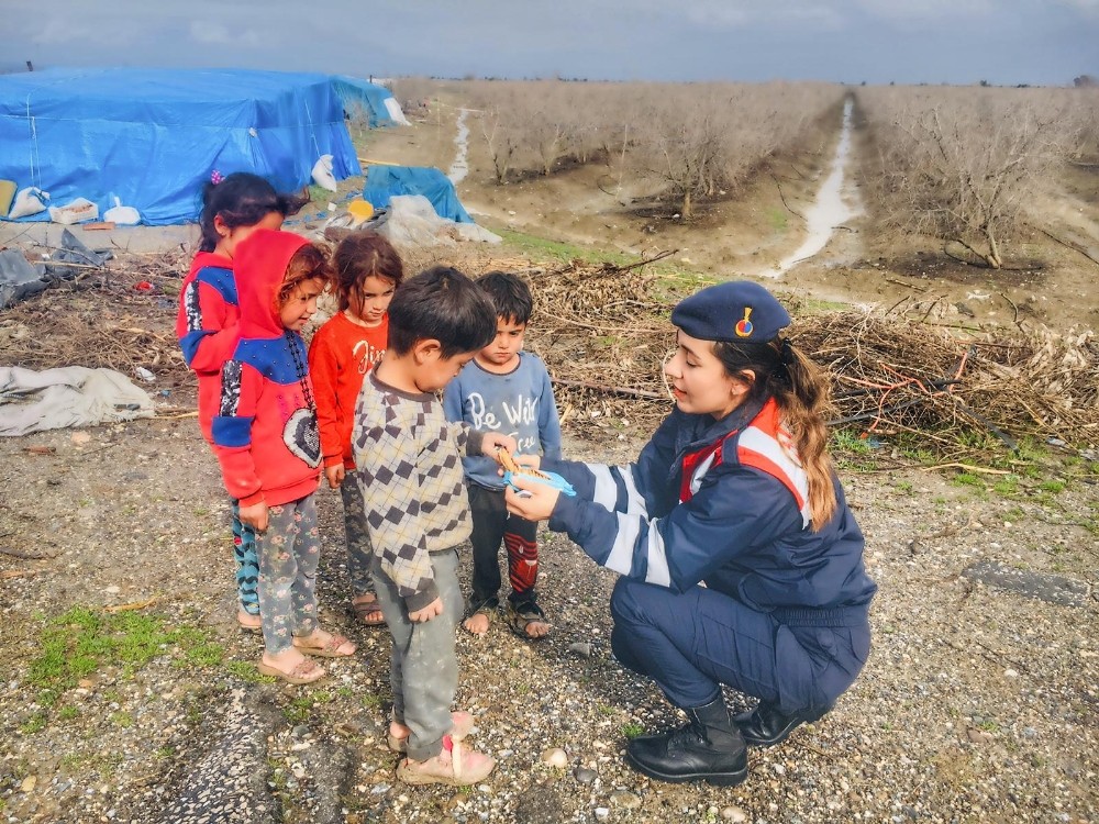 Astsubay Okşan’dan çocuklara anne şefkati 