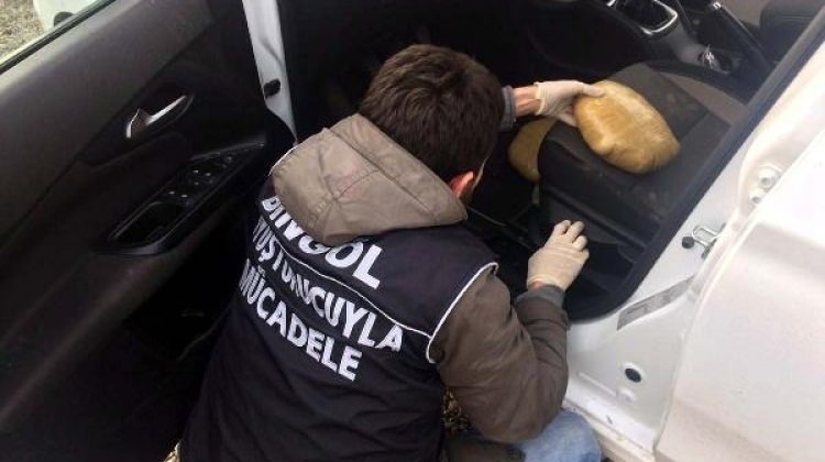 Astsubayın otomobilinde 2 kilo esrar yakalandı