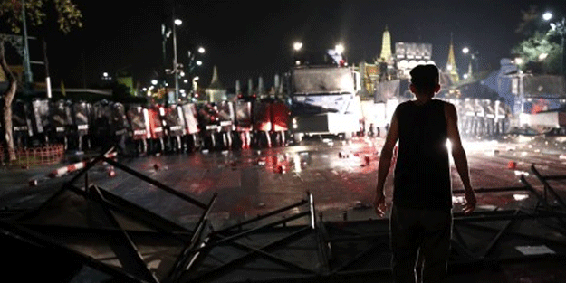 Asya ülkesinde halk sokağa indi! Çatışma çıktı, çok sayıda polis yaralı